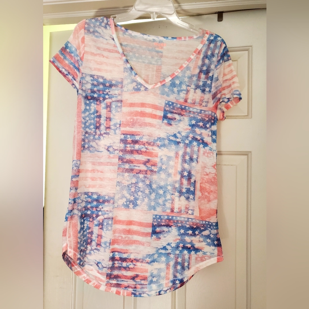 MUDD Juniors medium pop over tee